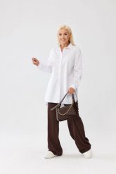 Klasyczna biała koszula Elena zapinana na guziki, asymetryczny krój PLUS SIZE XXL OVERSIZE JESIEŃ. Białe koszule damskie Moda Size Plus Iwanek, na jesień, plus size, bez wzorów, z bawełny, biznesowe, z asymetrycznym kołnierzem, plus size, bez ramiączek. Za 199.90 zł.