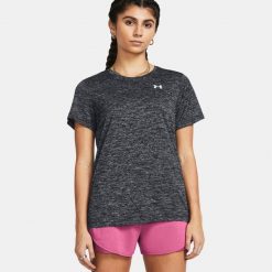Koszulka fitness damska UNDER ARMOUR 1384230 z krótkim rękawem. Czarne bluzki damskie Under Armour, m, bez wzorów, sportowe, bez kołnierzyka, bez ramiączek. Za 69.99 zł.