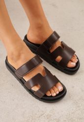 Ciemnobrązowe Klapki na Platformie z Geometrycznymi Paskami Neorith. Brązowe klapki damskie Renee, bez wzorów, z jeansu, bez obcasa, na platformie, bez zapięcia. Za 79.99 zł.