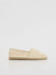 Ażurowe espadryle - złamana biel. Espadryle damskie Reserved, w ażurowe wzory, bez obcasa. W wyprzedaży za 119.99 zł.