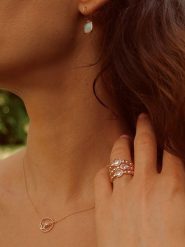 Les Petites Précieuses Pozłacany naszyjnik z elementem ozdobnym - dł. 39 cm rozmiar: onesize. Czerwone naszyjniki damskie Les Petites Précieuses, z cyrkonią, pozłacane. Za 125.45 zł.