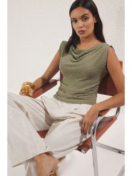 Trendyol Bluzka w kolorze khaki rozmiar: S. Brązowe bluzki damskie Trendyol, s, bez wzorów, bez kołnierzyka, bez ramiączek. Za 59.95 zł.