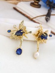 L'Atelier de Gaia Kolczyki-wkrętki z perłami i cyrkoniami rozmiar: onesize. Niebieskie kolczyki damskie L'Atelier de Gaia, z cyrkonią, z mosiądzu. Za 52.99 zł.