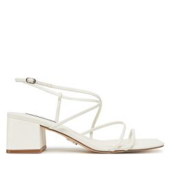 Sandały Steve Madden. Białe sandały damskie Steve Madden, bez wzorów, bez obcasa, na słupku, bez zapięcia. Za 299.99 zł.