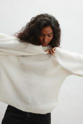 Sweter oversize z bufiastymi rękawami w kolorze ECRU - RIVERO-UNI. Białe swetry klasyczne damskie Marsala, na lato, z wełny, bez kołnierzyka. Za 249.90 zł.