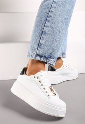 Biało-Czarne Sneakersy na Grubej Podeszwie przed Kostkę z Metalowymi Zawieszkami Ozdobionymi Cyrkoniami Nasulla. Białe obuwie sportowe damskie Born2be, przed kostkę, bez zapięcia. Za 99.99 zł.