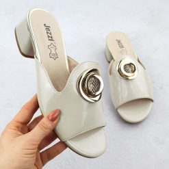 Klapki na klocku z ozdobą lakierowane beżowe Jezzi 214. Brązowe klapki damskie Jezzi, z aplikacjami, z lakierowanej skóry, bez obcasa, bez zapięcia. Za 132.99 zł.