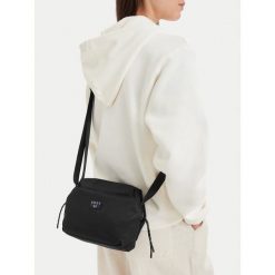 Torebka Roxy. Czarne listonoszki damskie Roxy, bez wzorów, bez dodatków. Za 69.99 zł.