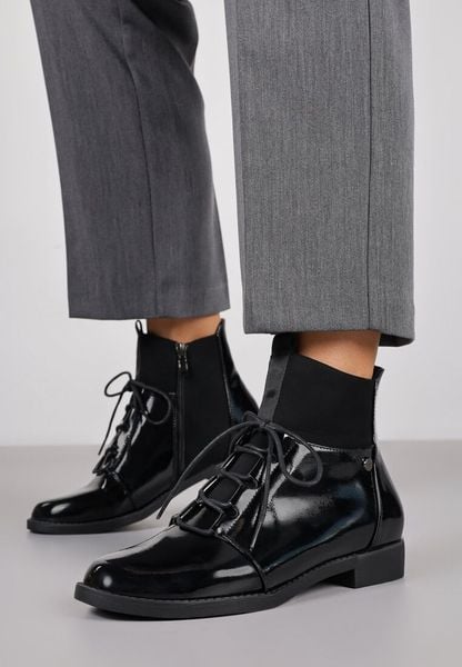 Czarne Sznurowane Lakierowane Botki Vices z Elastycznymi Wstawkami Ganddie. Czarne botki damskie Born2be, z jeansu, klasyczne, bez obcasa, na płaskiej podeszwie, bez zapięcia. Za 99.99 zł.