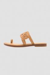MICHAEL KORS Brązowe klapki Alma Flat Sandal. Brązowe klapki damskie Michael Kors, bez wzorów, bez obcasa, bez zapięcia. W wyprzedaży za 559.99 zł.