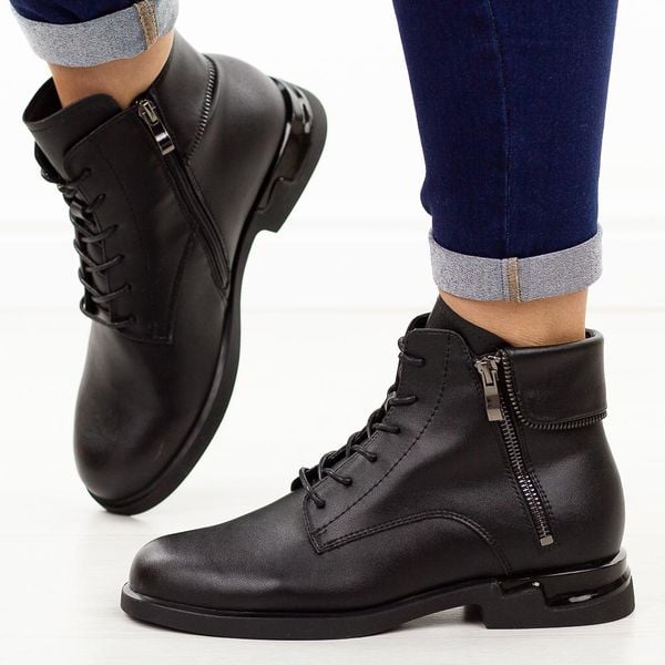 Czarne skórzane botki damskie T.Sokolski Z25-125. Czarne botki damskie Sokolski, na jesień, z jeansu, biznesowe, z okrągłym noskiem, bez obcasa, na płaskiej podeszwie, bez zapięcia. W wyprzedaży za 274.34 zł.