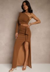 Brązowa Asymetryczna Sukienka z Odkrytym Ramieniem i Wycięciem Felitria. Brązowe sukienki damskie Renee, bez wzorów, eleganckie, bez ramiączek. W wyprzedaży za 107.99 zł.