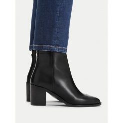 Botki U.S. Polo Assn. Czarne botki damskie U.S. Polo Assn., bez obcasa, na słupku, bez zapięcia. Za 449.99 zł.