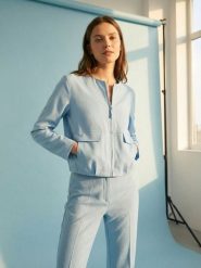 Kurtka bomber z domieszką wiskozy i lnu - niebieski. Niebieskie kurtki damskie Sinsay, l, bez wzorów, z wiskozy, bez kaptura. Za 69.99 zł.