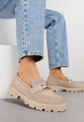 Beżowe Mokasyny z Metaliczną Klamrą Glitterfly. Brązowe mokasyny damskie Renee, z weluru, bez obcasa. Za 99.99 zł.