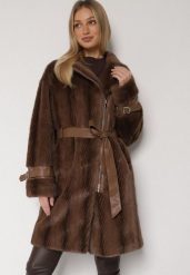 Brązowy Futrzany Płaszcz z Wiązanym Paskiem i Ozdobnymi Sprzączkami Felryna. Brązowe płaszcze damskie Born2be, l, bez wzorów, z futra, bez kaptura. Za 299.99 zł.