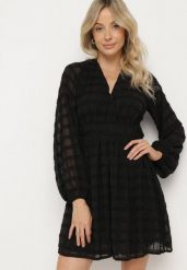 Czarna Błyszcząca Sukienka o Rozkloszowanym Kopertowym Kroju z Odkrytymi Plecami Issanea. Czarne sukienki damskie Born2be, z aplikacjami, eleganckie, bez ramiączek. Za 149.99 zł.