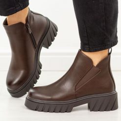 Brązowe botki damskie S.Barski 8135. Brązowe botki damskie S.BARSKI, na jesień, z dzianiny, casualowe, z okrągłym noskiem, bez obcasa, bez zapięcia. Za 239.00 zł.