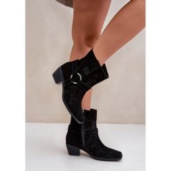 Botki Z Naturalnego Zamszu Na Obcasie Zazoo 3444/2 Czarne. Czarne botki damskie eleganckie, bez obcasa, na obcasie, bez zapięcia. Za 655.57 zł.