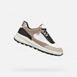 Trenerzy damscy Geox PG1X. Białe obuwie sportowe damskie Geox, bez zapięcia, trekkingowe. Za 638.00 zł.