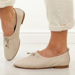 Beżowe skórzane półbuty damskie T.Sokolski w26-236. Brązowe półbuty damskie Sokolski, na jesień, bez wzorów, z jeansu, bez obcasa, bez zapięcia. W wyprzedaży za 251.10 zł.