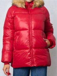 Pikowana kurtka puffer - czerwony. Czerwone kurtki damskie Sinsay, l, bez wzorów, bez kaptura. Za 119.99 zł.