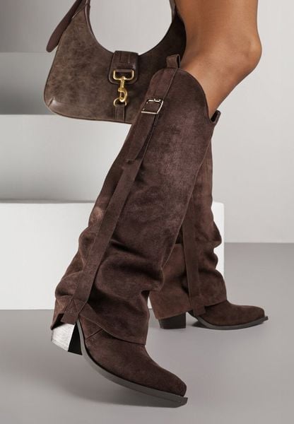 Ciemnobrązowe Kozaki Kowbojki na Stożkowym Obcasie z Wywiniętą Cholewką i Klamrą Naletea. Brązowe kozaki damskie Born2be, bez obcasa, na obcasie, bez zapięcia. Za 179.99 zł.