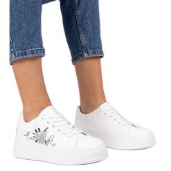 Białe sneakersy trampki sportowe damskie z nadrukiem. Białe trampki damskie bez wzorów, z syntetyku, bez zapięcia. Za 84.03 zł.