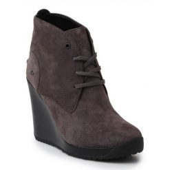 Buty Lacoste Jarriselle Srw W Dk 7-28SRW1140248 brązowe. Brązowe botki damskie z materiału, bez obcasa, na koturnie, bez zapięcia. Za 679.87 zł.