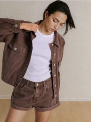 Szorty jeansowe mom high waist - brązowy. Brązowe spodenki sportowe damskie Sinsay, l, bez wzorów, z jeansu, z podwyższonym stanem. W wyprzedaży za 39.99 zł.