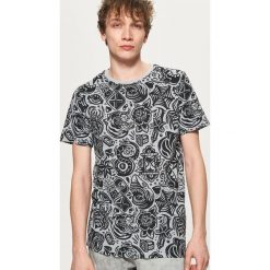 Koszulka z nadrukiem - Szary. Szare bluzki damskie Cropp, l, z nadrukiem. Za 19.99 zł.