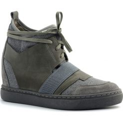 Szare sneakersy socks ze skórzanymi wstawkami 22D. Obuwie sportowe casual damskie Neścior. W wyprzedaży za 179.00 zł.