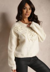 Beżowy Sweter o Pudełkowym Kroju z Kwiatową Aplikacją Zdobioną Perełkami Hedilie. Brązowe swetry klasyczne damskie Renee, bez kołnierzyka. Za 159.99 zł.