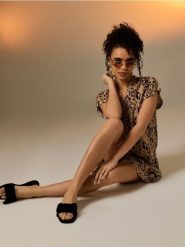 Skórzane klapki z kokardą - czarny. Czarne klapki damskie Sinsay, bez wzorów, bez obcasa, bez zapięcia. Za 69.99 zł.