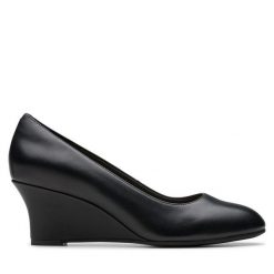 Półbuty Clarks. Czarne półbuty damskie Clarks, bez wzorów, bez obcasa, na koturnie, bez zapięcia. Za 259.99 zł.
