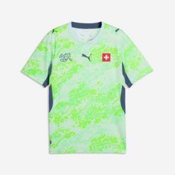 Koszulka piłkarska replika Puma Szwajcaria Mistrzostwa Świata 2026 wyjazdowa. Bluzki damskie Decathlon, m, bez wzorów, sportowe, bez kołnierzyka, bez ramiączek. Za 449.99 zł.