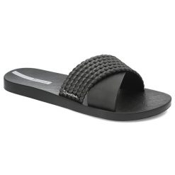 Czarne Klapki Ipanema Modne Wsuwane Obuwie Damskie. Czarne klapki damskie Ipanema, bez wzorów, bez obcasa, na płaskiej podeszwie, bez zapięcia. Za 99.99 zł.