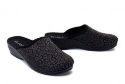INBLU BJ-140 014 czarny, kapcie damskie. Czarne kapcie damskie Inblu, z tkaniny. Za 65.99 zł.