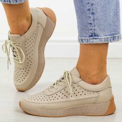 Beżowe ażurowe skórzane półbuty damskie Sergio Leone sp013. Brązowe półbuty damskie Sergio Leone, na jesień, w ażurowe wzory, z jeansu, bez obcasa, na płaskiej podeszwie, bez zapięcia. Za 209.00 zł.