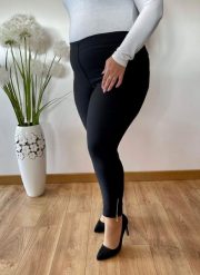 Czarne spodnie chinosy Nina z zamkami 7/8 PLUS SIZE XXL. Czarne spodnie materiałowe damskie Nasi partnerzy, bez wzorów, z elastanu, krótkie. Za 159.90 zł.