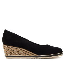 Półbuty Tamaris. Czarne półbuty damskie Tamaris, bez wzorów, bez obcasa, na koturnie, bez zapięcia. Za 229.99 zł.