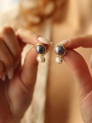 Pierres delicates Pozłacane kolczyki-wkrętki z perłami i masą perłową rozmiar: onesize. Białe kolczyki damskie Pierres delicates, z perłą, pozłacane. Za 52.99 zł.