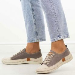 Beżowe nubuk skórzane półbuty damskie T.Sokolski 8260. Brązowe półbuty damskie Sokolski, na jesień, bez wzorów, z jeansu, z okrągłym noskiem, bez obcasa, na płaskiej podeszwie, bez zapięcia. Za 299.00 zł.