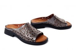 Artiker Relaks 58C2809 popielaty, klapki damskie. Szare klapki damskie Artiker Relaks, bez wzorów, bez obcasa, bez zapięcia. Za 219.90 zł.
