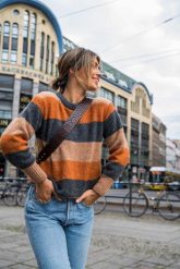 Ciepły Sweter w Bloki Kolorystyczne - Model 4. Swetry klasyczne damskie MOE, l, z materiału, bez kołnierzyka. Za 214.90 zł.