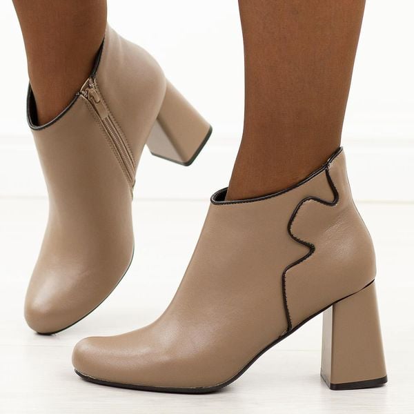 Beżowe skórzane botki damskie na słupku Jezzi Ol21-2. Brązowe botki damskie Jezzi, z jeansu, biznesowe, z okrągłym noskiem, bez obcasa, na obcasie, bez zapięcia. W wyprzedaży za 257.14 zł.