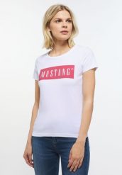 MUSTANG ALINA C DAMSKI T-SHIRT KOSZULKA LOGO NADRUK GENERAL WHITE 1013220 2045. Białe bluzki damskie Mustang, l, bez wzorów, bez kołnierzyka, bez ramiączek. Za 99.99 zł.