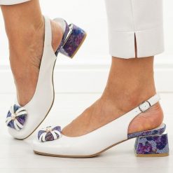 Sandały Bl damskie na obcasie Potocki 12814. Białe sandały damskie POTOCKI, z aplikacjami, ze skóry, bez obcasa, na obcasie, bez zapięcia. Za 199.00 zł.