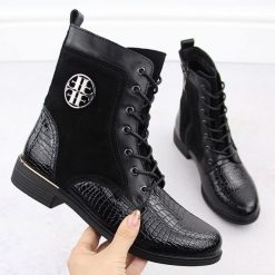 Skórzane botki damskie lakierowane kroko czarne Filippo DBT4917. Czarne botki damskie Filippo, z lakierowanej skóry, eleganckie, bez obcasa, bez zapięcia. Za 160.00 zł.
