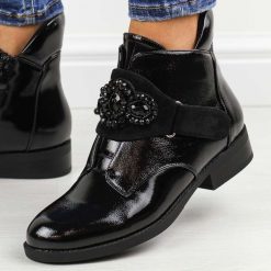 Czarne lakierowane botki damskie S.Barski 42-021. Czarne botki damskie S.BARSKI, na jesień, z lakierowanej skóry, eleganckie, z okrągłym noskiem, bez obcasa, na obcasie, bez zapięcia. Za 239.00 zł.